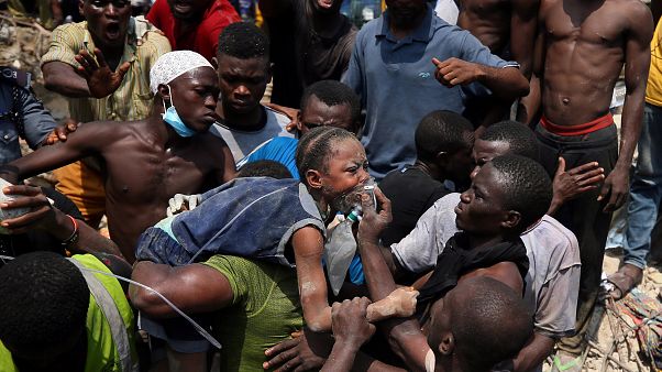 Nigeria: crolla scuola elementare, bambini sotto le macerie Nigeria: crolla scuola elementare, bambini sotto le macerie
