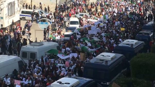 Algérie : un millier d'enseignants et élèves dans les rues Algérie : un millier d'enseignants et élèves dans les rues