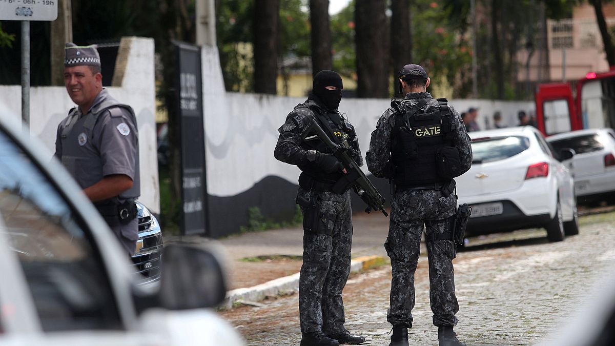 دو نوجوان دانش‌آموزان یک مدرسه در برزیل را به رگبار گلوله بستند