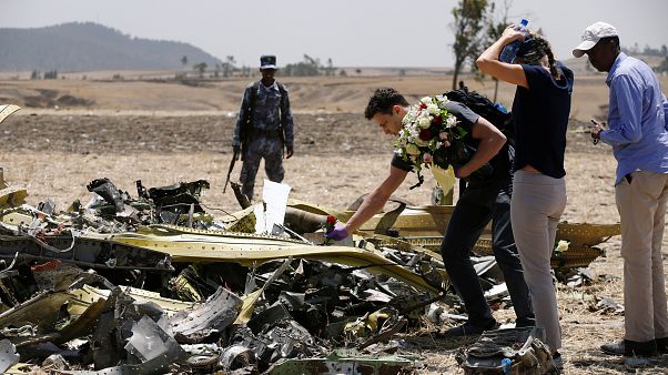 Sur le site du crash du Boeing d'Ethiopian Airlines, près d'Addis Abeba Sur le site du crash du Boeing d'Ethiopian Airlines, près d'Addis Abeba