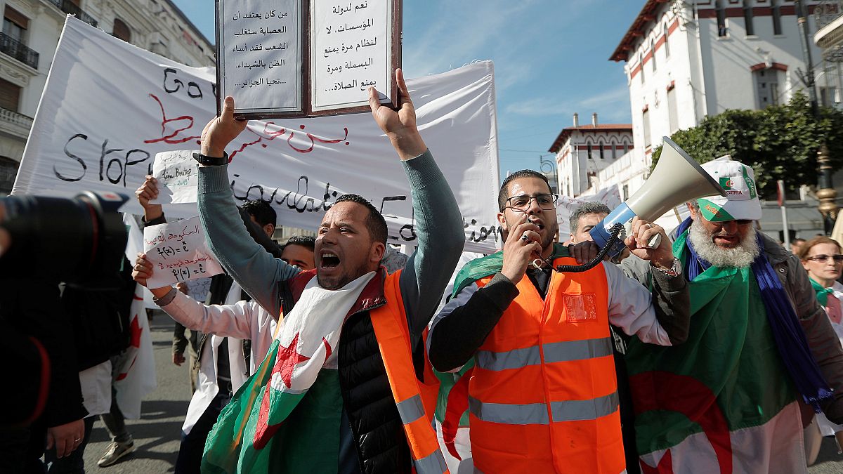Algeria: posticipato il voto, ancora proteste