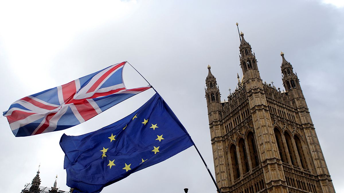 Las banderas ondean frente al Parlamento, antes de la votación en Londres.