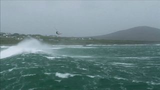 En Irlande, ils bravent la tempête... en planche à voile!