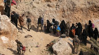 صدها عضو داعش به همراه زنان و کودکان خود را تسلیم نیروهای دموکراتیک سوریه کردند