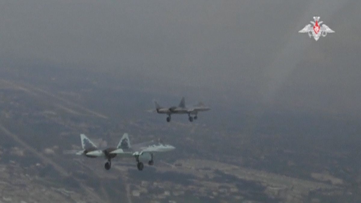 دو جنگنده سوخو ۵۷ در حال پرواز در آسمان سوریه