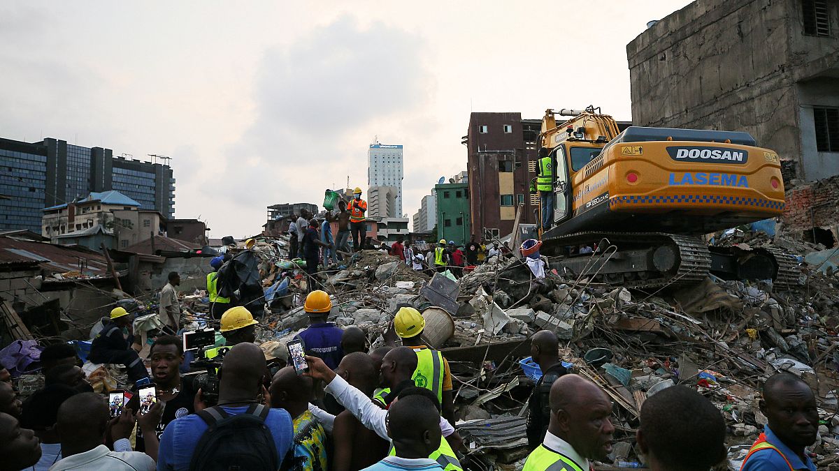 Lagos: Túlélők után kutatnak a romok alatt