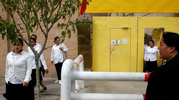 نساء من عرقية الويغور يغادرن مركزا للتعليم في اقليم شينجيانغ نساء من عرقية الويغور يغادرن مركزا للتعليم في اقليم شينجيانغ