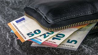 Un pueblo español atónito con la llegada de sobres con dinero de un benefactor anónimo