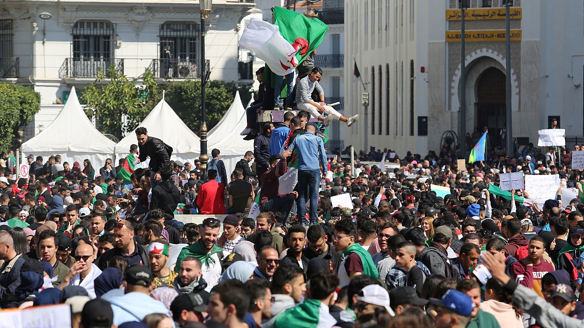 أشخاص يشاركون في احتجاج في الجزائر