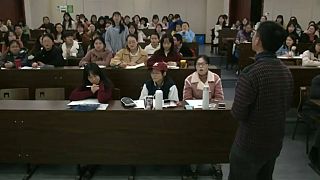 شاهد: استاذ يستخدم "التعليقات الحية " للتفاعل مع طلابه في جامعة بالصين 