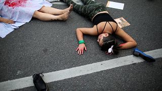 نساء يمثلن جريمة قتل النساء في العاصمة الأرجنتينية (أرشيف)