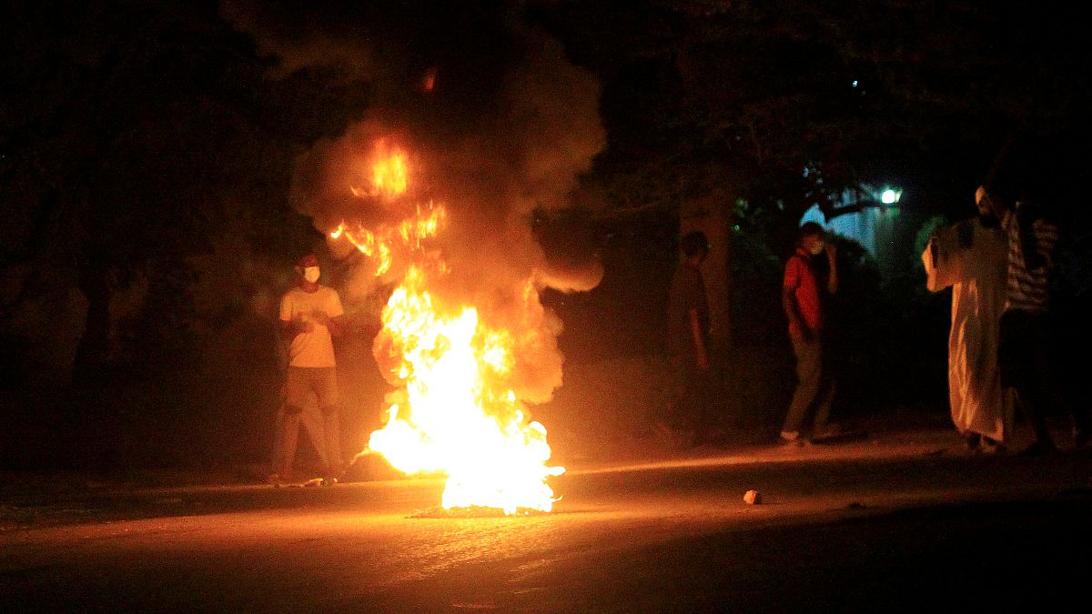 مئات المحتجين في شوارع الخرطوم والبشير يعد بالحوار مع المعارضة