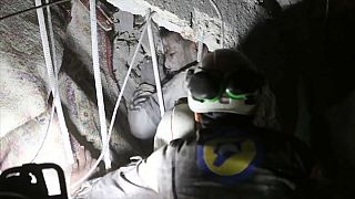 شاهد: تدخل القبعات البيضاء لنجدة مدنيين من تحت الانقاض إثر قصف إدلب