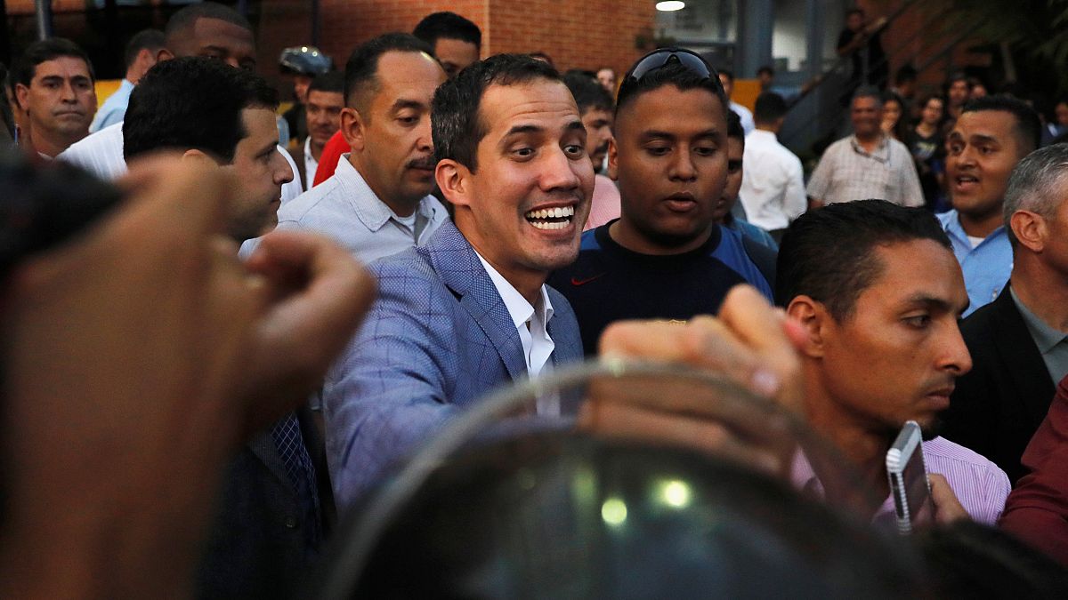 Guaidó llama a la unidad en una Venezuela que se recupera del apagón 