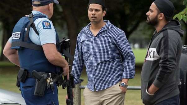 Dei testimoni e un agente di polizia su Deans Avenue dopo la strage Dei testimoni e un agente di polizia su Deans Avenue dopo la strage