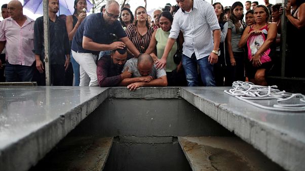 Brasil chora as vítimas do massacre de Suzano Brasil chora as vítimas do massacre de Suzano