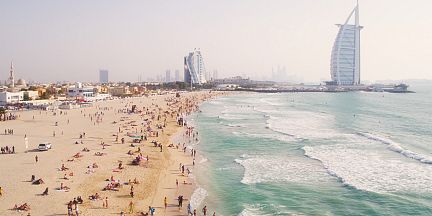 Apanhar ondas e surfar à beira do deserto