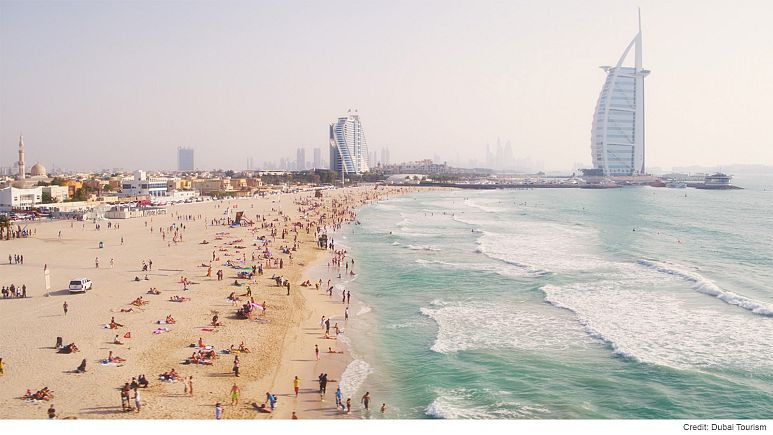 Dubai, tutti in spiaggia tra mare, giochi e sport Dubai, tutti in spiaggia tra mare, giochi e sport