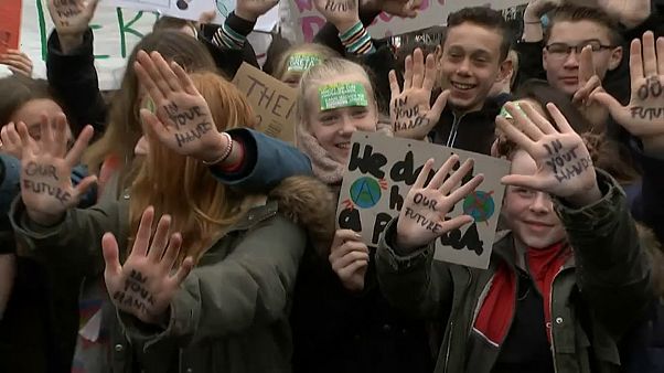 Clima, giovani in piazza in tutto il mondo nel nome di Greta Thunberg Clima, giovani in piazza in tutto il mondo nel nome di Greta Thunberg