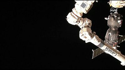 شاهد: وصول مركبة سويوز إلى محطة الفضاء الدولية