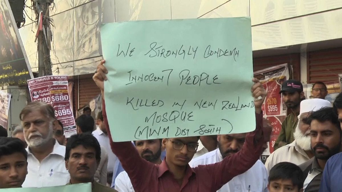 من المظاهرات التي خرجت في باكستان لتندد بالعمل الإرهابي