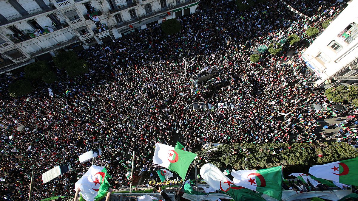 شاهد: احتجاجات حاشدة في الجزائر لمطالبة بوتفليقة بالتنحي والشرطة تعتقل 75 شخصا