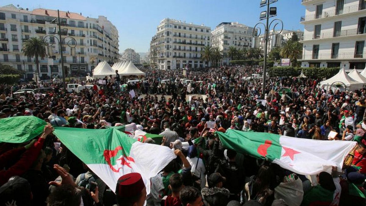 مئات الآلاف يتظاهرون ضد بوتفليقة في الجزائر