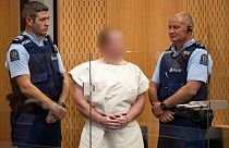 حضور مظنون حملات تروریستی نیوزیلند در دادگاه؛ او به زبان اشاره چه گفت؟