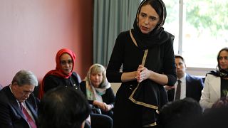 رئيسة وزراء نيوزيلندا تزور عائلات ضحايا مجزرة المسجديْن وتتعهد بمساعدتهم وحمايتهم