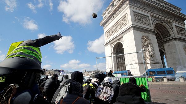 Saccheggiamenti e feriti nel 18° atto di protesta dei Gilet gialli Saccheggiamenti e feriti nel 18° atto di protesta dei Gilet gialli