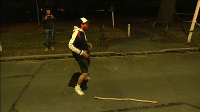 شاهد: رجل يؤدي رقصة الحرب لسكان نيوزيلندا الأصليين في موقع مجزرة المسجدين