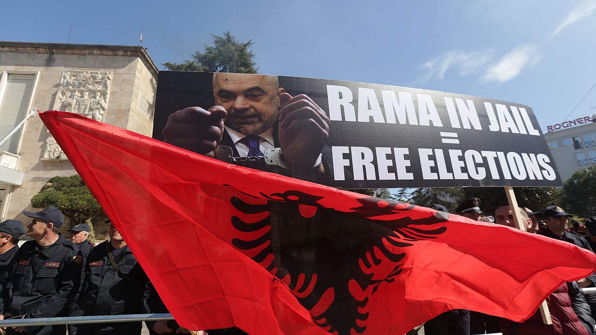 Albanien: Ausschreitungen bei erneuten Protesten gegen Regierung