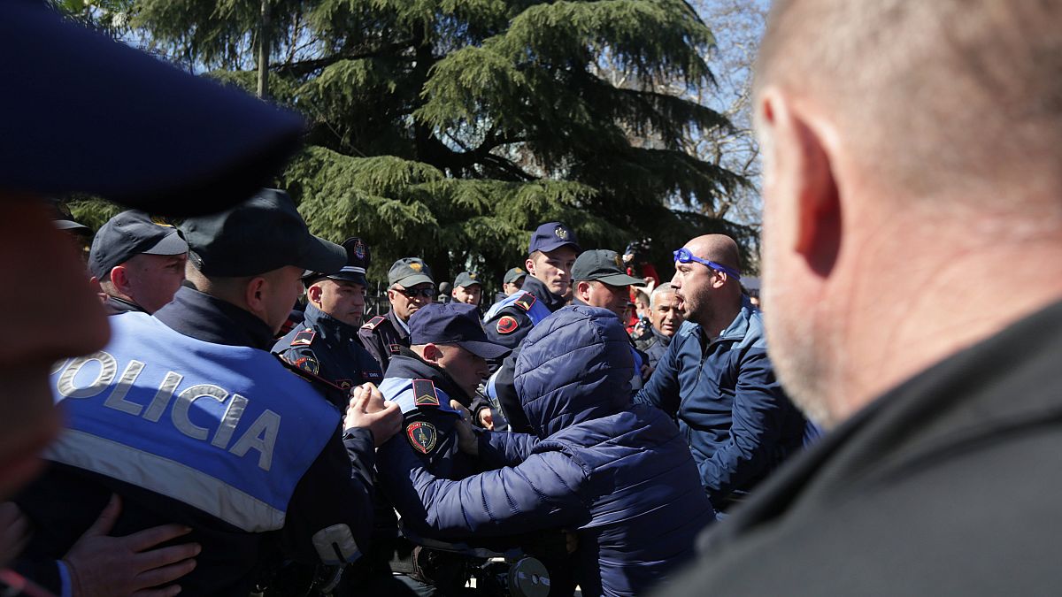 Enfrentamientos en otra protesta contra el Gobierno albanés