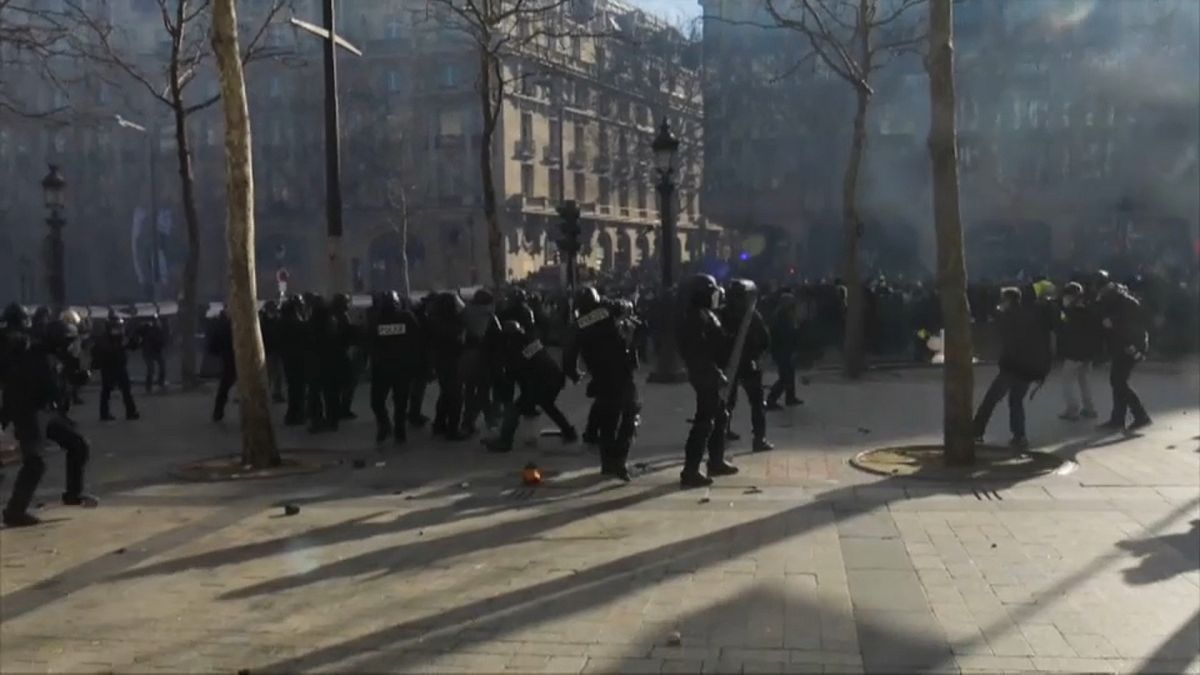 شاهد: مواجهات عنيفة بين الشرطة الفرنسية ومتظاهرين في العاصمة باريس