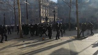 شاهد: مواجهات عنيفة بين الشرطة الفرنسية ومتظاهرين في العاصمة باريس