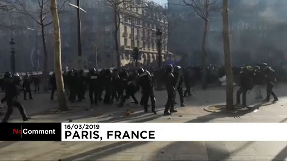 Lángolt  egy bank Párizsban, luxuséttermet is megrongáltak a tüntetők