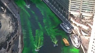 Il fiume di Chicago si tinge di verde, in onore di San Patrizio