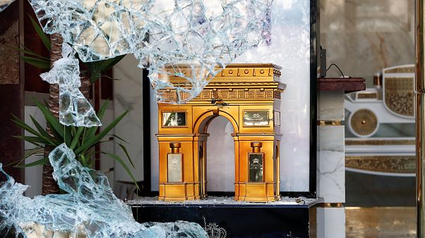 Vitrine cassées lors du rassemblement des "Gilets jaunes" ce samedi à Paris Vitrine cassées lors du rassemblement des "Gilets jaunes" ce samedi à Paris