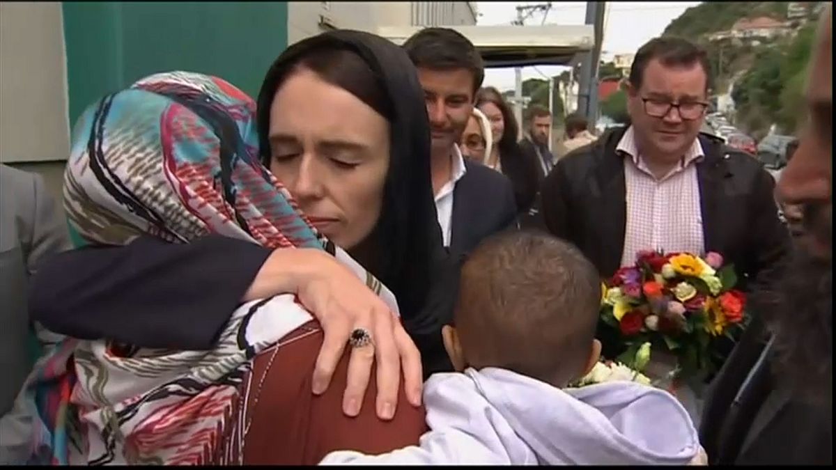رئيسة وزراء نيوزيلندا تواسي امرأة مسلمة خلال زيارتها لمسجد في ويلنغتون
