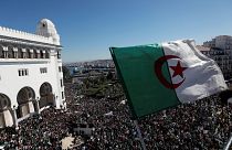 مظاهرة عمال قطاع الصحة تطالب الرئيس الجزائري بوتفليقة بالاستقالة