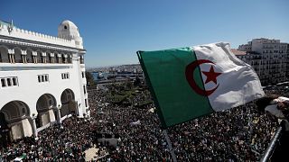 مظاهرة عمال قطاع الصحة تطالب الرئيس الجزائري بوتفليقة بالاستقالة