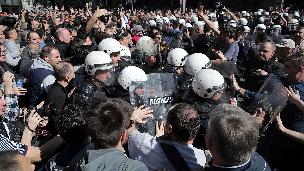 Manifestantes tentam cercar palácio presidencial da Sérvia