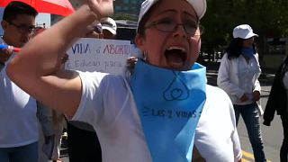 Ecuador dividido por la ley del aborto
