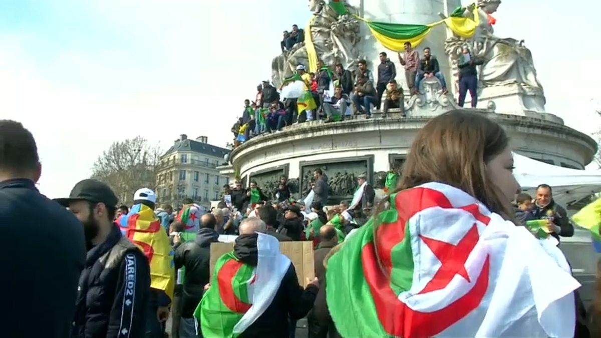 الجزائريون يتظاهرون مجددا في باريس احتجاجا على تمديد ولاية بوتفليقة