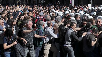 Manifestantes tentam cercar palácio presidencial Sérvio