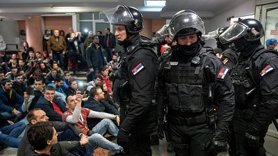 شاهد: المتظاهرون يقتحمون مبنى التلفزيون في صربيا