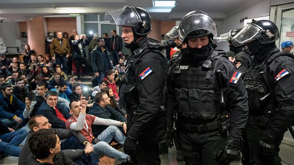 Polícia antimotim retira manifestantes da televisão pública sérvia Polícia antimotim retira manifestantes da televisão pública sérvia