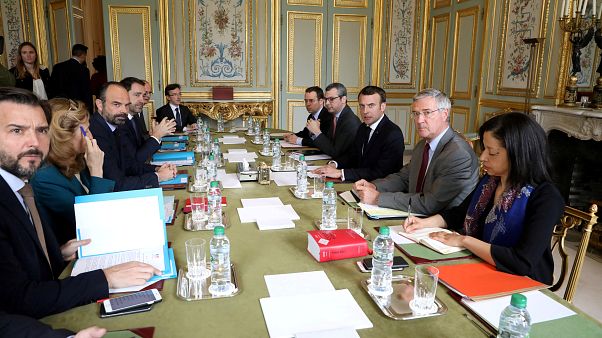 Macron responde à violência dos "coletes amarelos" Macron responde à violência dos "coletes amarelos"
