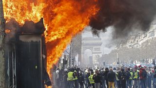 Macron, Sarı Yelekliler'in Paris'teki eylemlerini yasaklamayı planlıyor