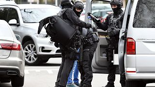 عناصر من قوات الأمن الخاصة الهولندية في مكان "العملية"
